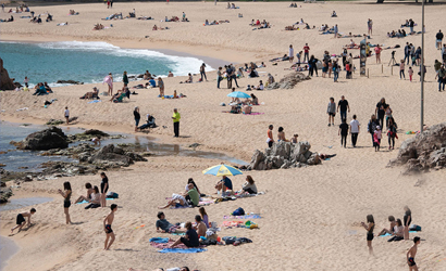 pic of holidaymakers on the beach